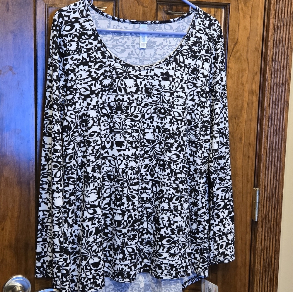 Lularoe Black White Floral Print Lynnae NWT Medium